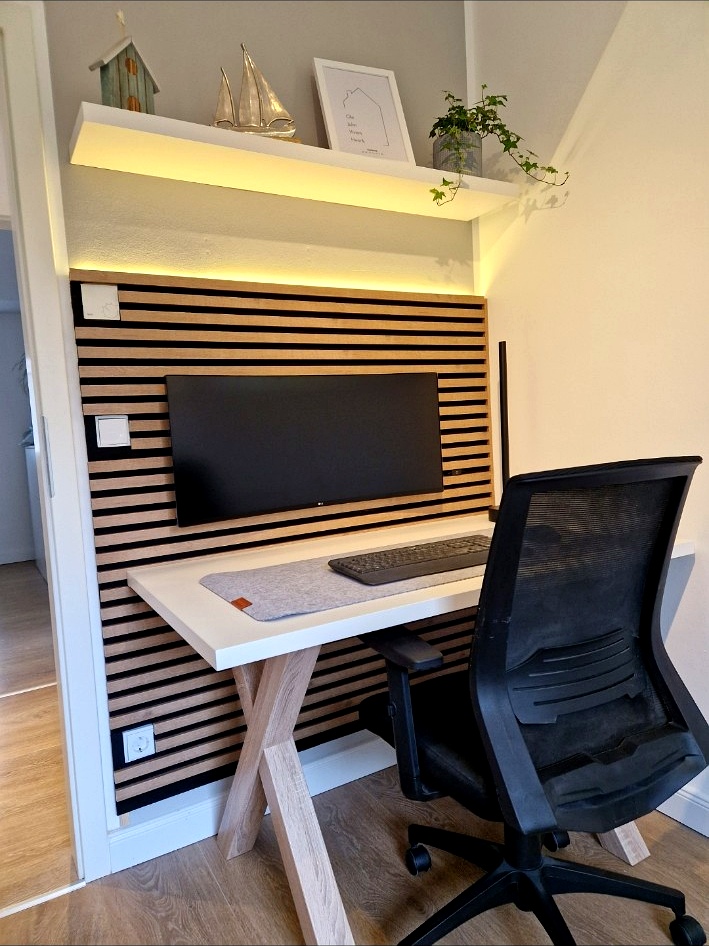 Homeoffice mit Lamellenwand, Licht und sauberem Kabelmanagement.