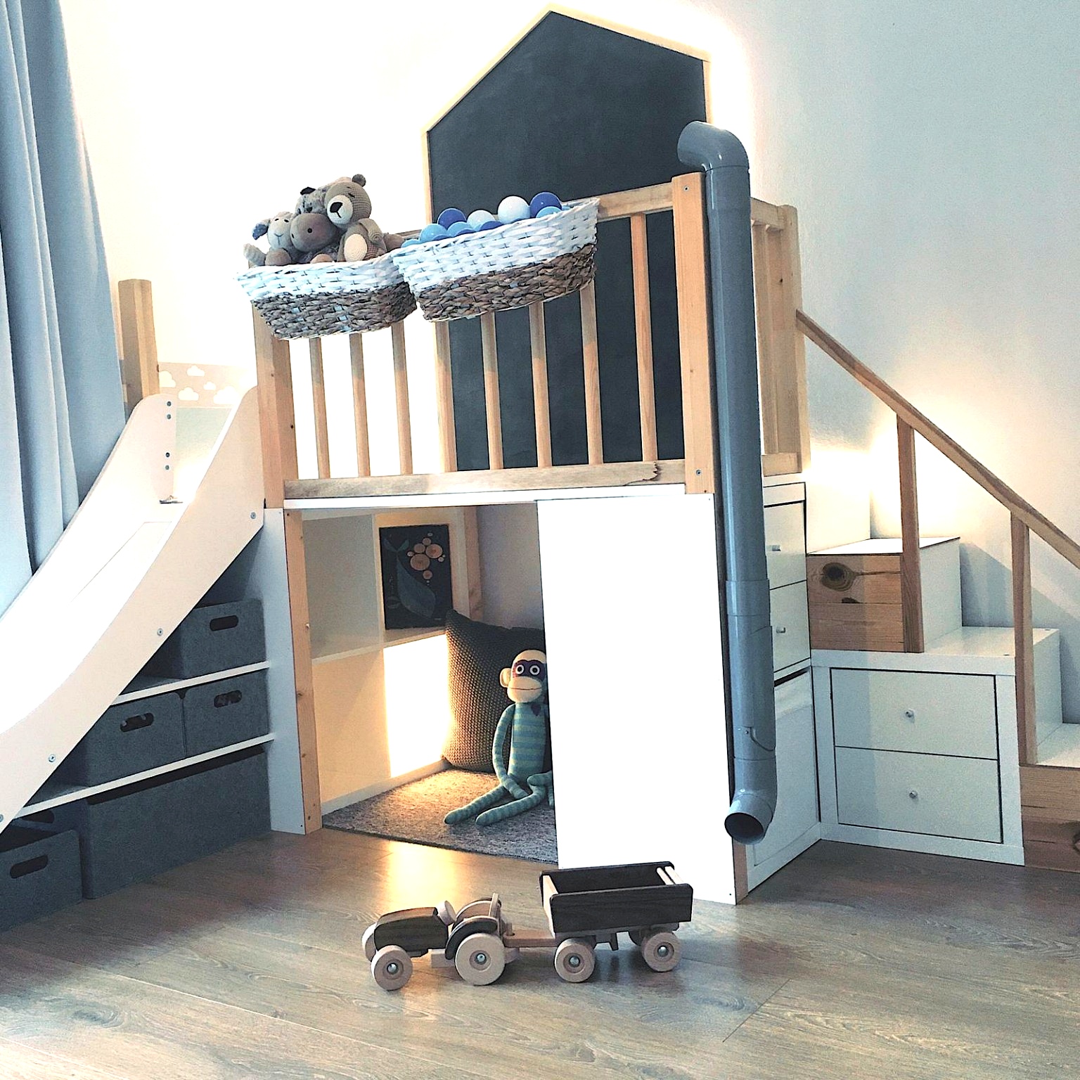 Individuell gebautes Kinderbett mit Spielbereich.