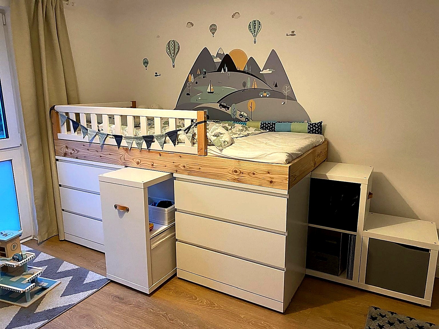 Kinderzimmer mit Hochbett und Stauraum.