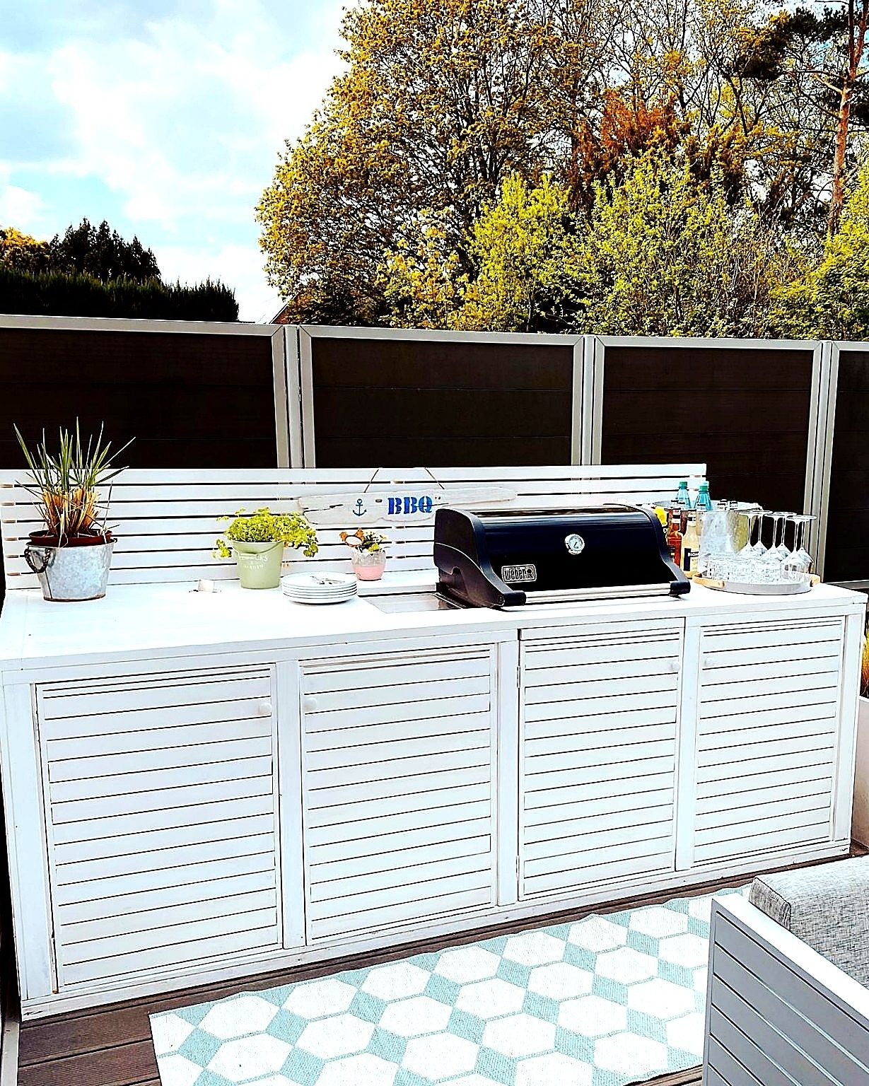 Outdoor-Küche mit Grill und Stauraum.