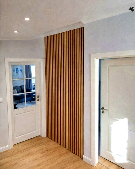 Flurbereich nachher mit verstecktem Schrank hinter Holzlamellen.