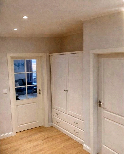 Flurbereich vorher mit sichtbarem weißem Schrank.