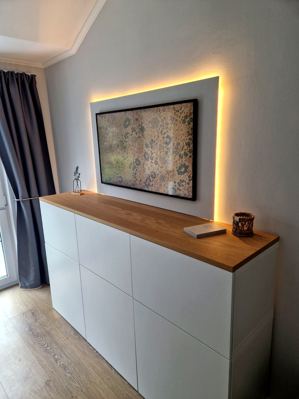Sideboard nachher mit Holzauflage, Beleuchtung und hochwertigerer Wirkung.