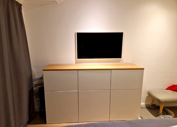 Sideboard vorher als schlichtes Standardmöbel.