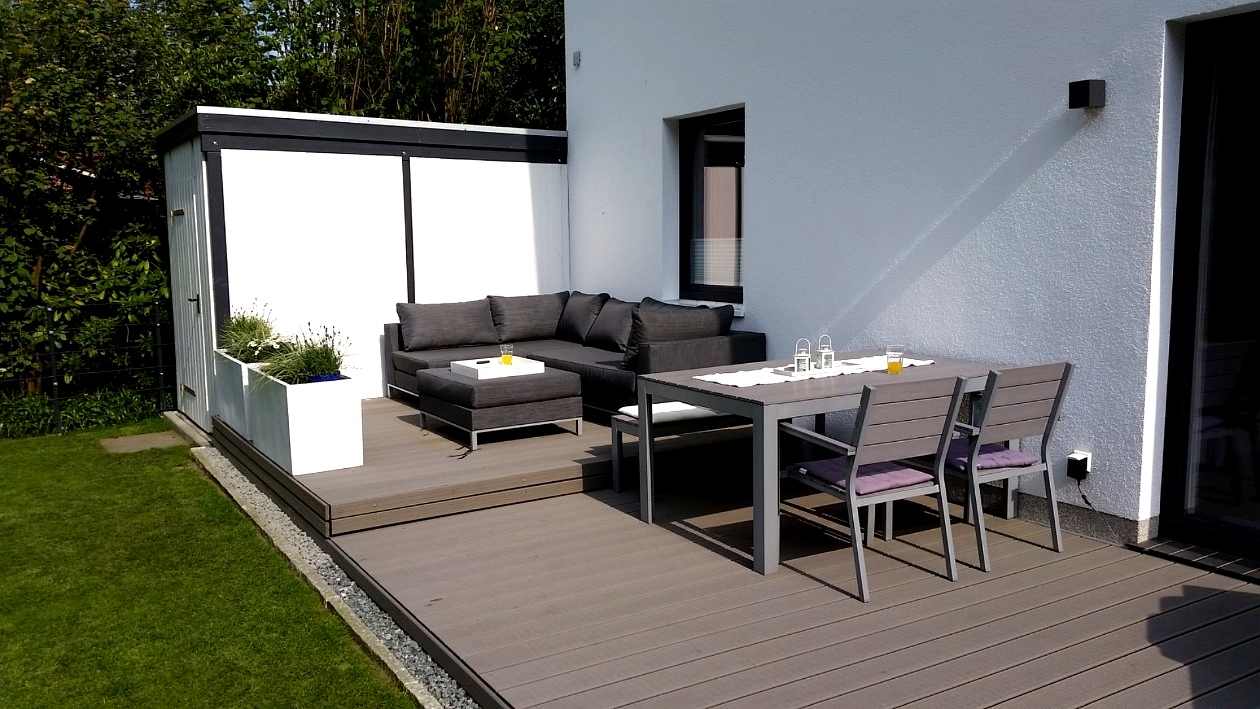 Terrassenlounge mit Sitzbereich und klarer Struktur.