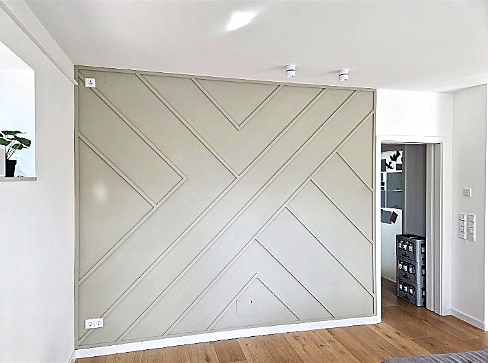 Geometrisches Wanddesign im Innenraum.